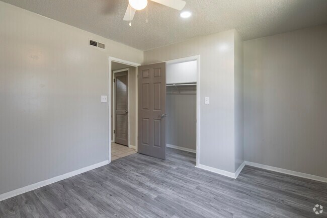 1 habitación, 1 baño - 600 pies cuadrados - Dormitorio - Redstone Garden Apartments