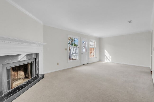 Building Photo - 2nd MONTH RENTS FREE WEHN YOU SIGN A 2 YEAR LEASE......Stylish 3BR / 2.5BA Condo in Wedgewood Townes