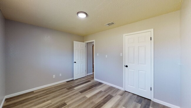 Building Photo - 209 W Dove Ln