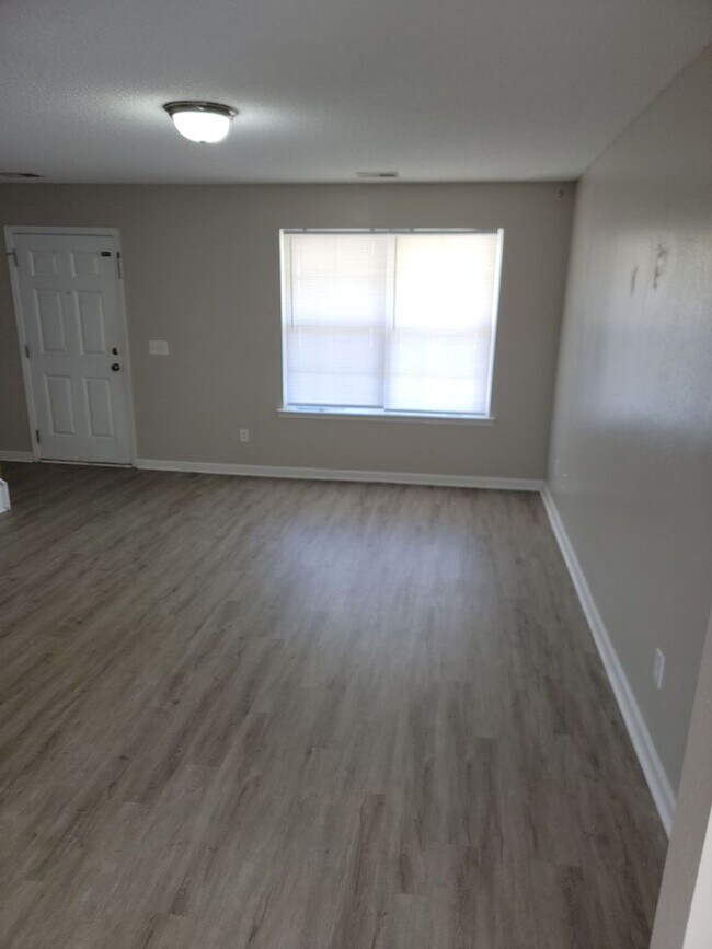 Building Photo - 3 Bedroom 2.5 Bath House off of Hard Scram...