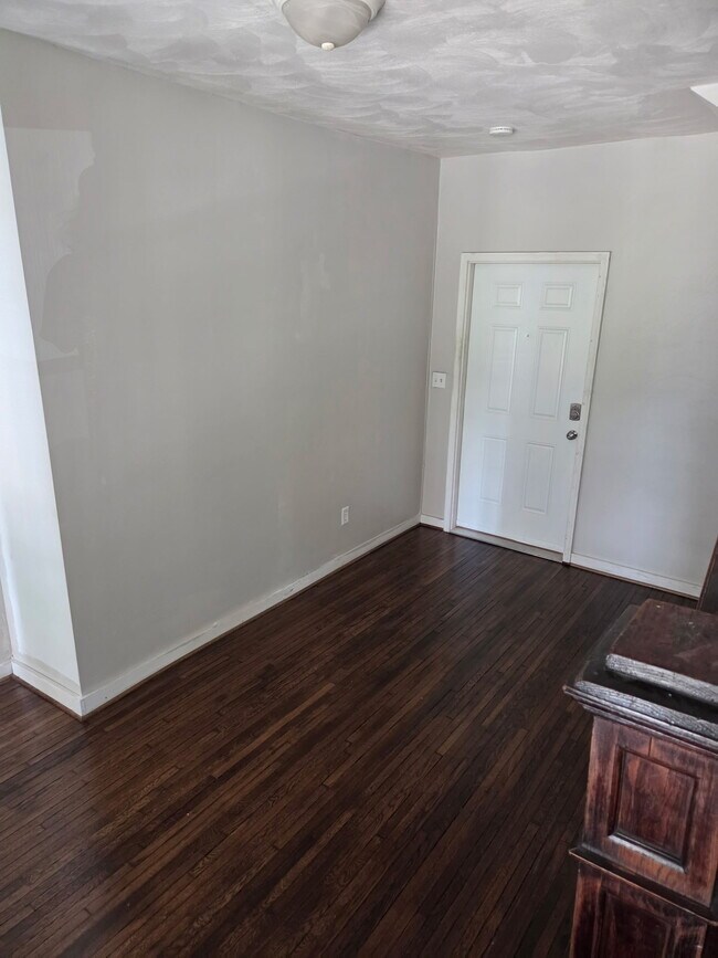 Foyer - 1609 Chapman Ave SW