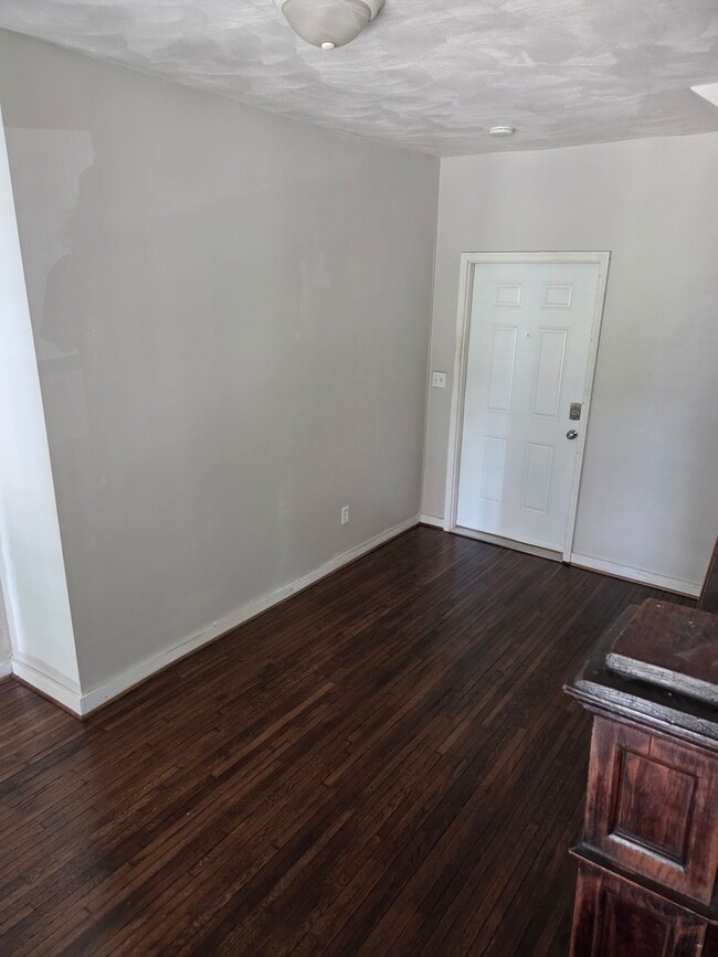 Foyer - 1609 Chapman Ave SW