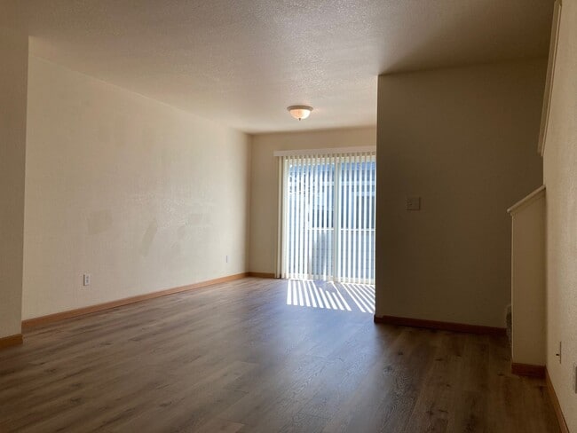 Building Photo - Bright & Convenient Townhouse Living!