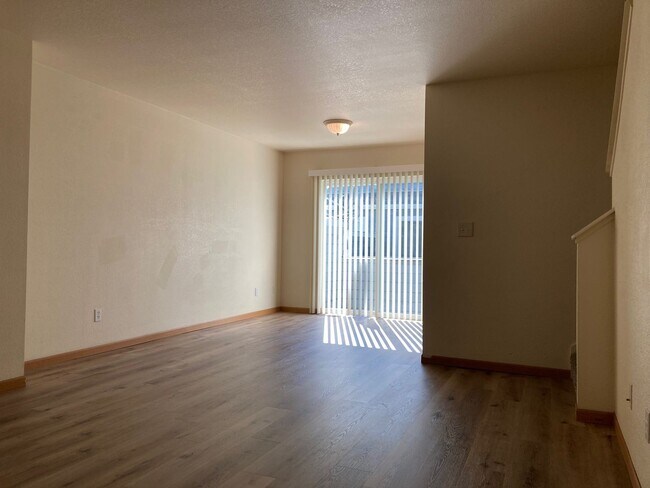 Foto del edificio - Bright & Convenient Townhouse Living!