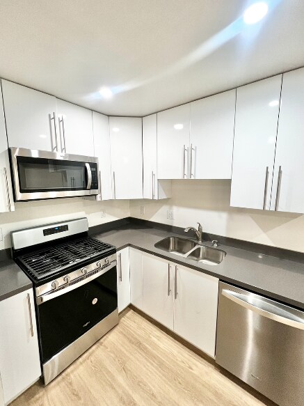 Foto principal - 423 S Westmoreland Ave Los Angeles, CA 90020