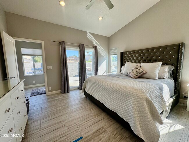 Foto del edificio - 8835 W Michelle Dr