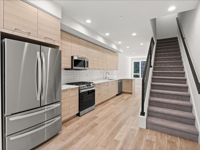 Foto del edificio - Beautiful Greenwood Townhome with Rooftop ...