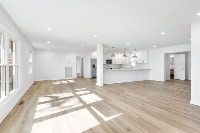 Foto del edificio - Renovated 4 Bed, 4 Bath Single Level Home, No HOA