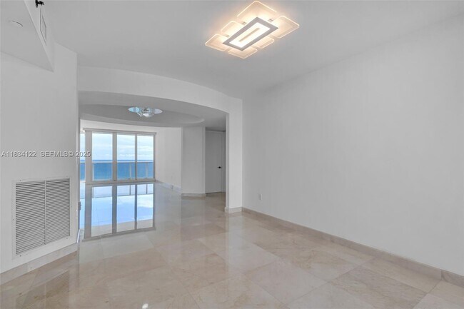 Foto del edificio - 19333 Collins Ave