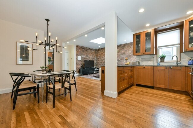 Building Photo - 1038 Beacon St
