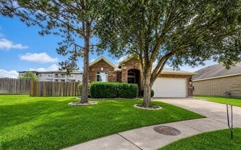 Building Photo - 25047 Lenora Dr