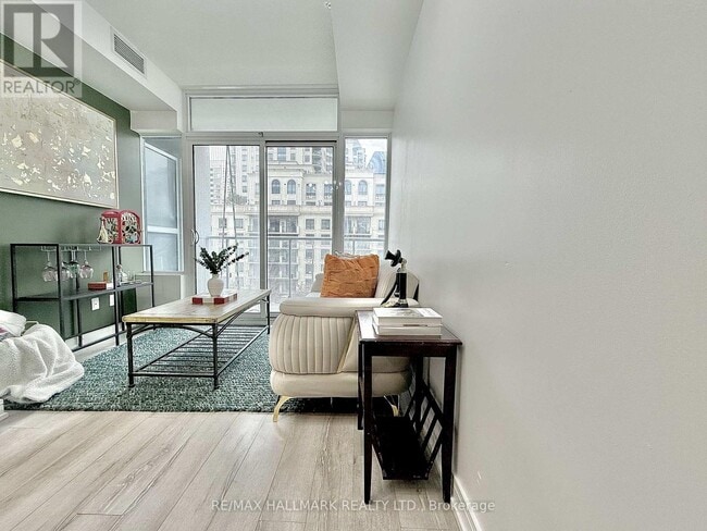 Building Photo - 621 Sheppard Ave E