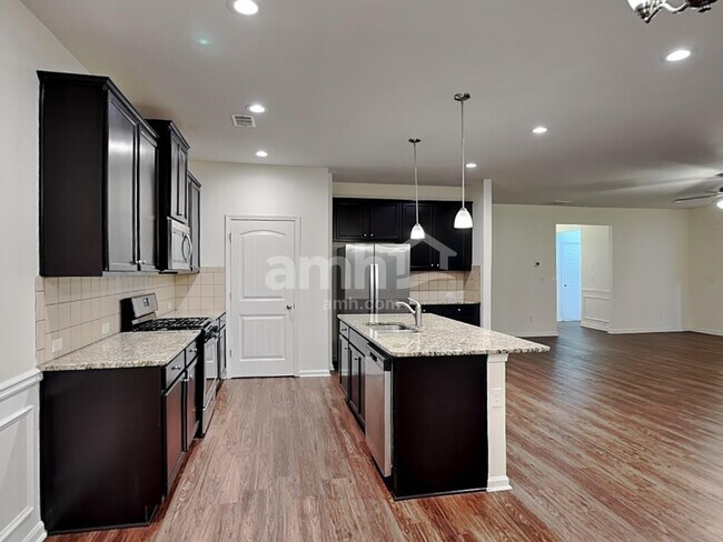 Foto del edificio - 3021 Golf Creek