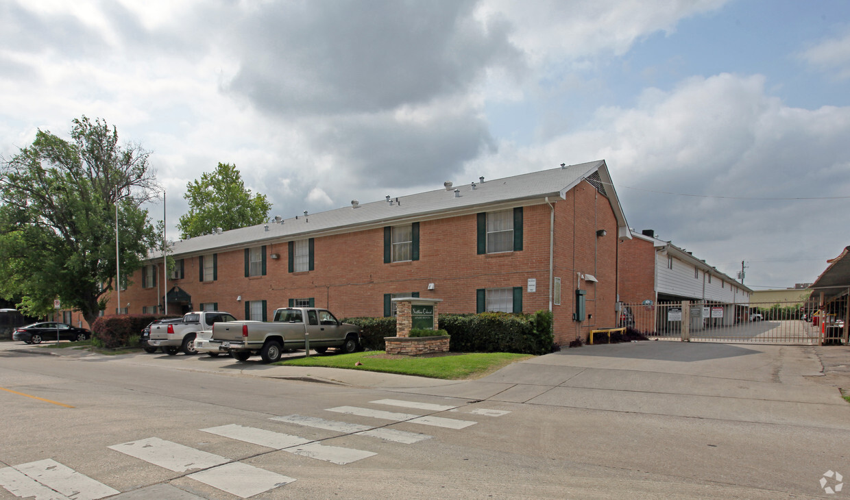 Primary Photo - Northline Colonial Apartments