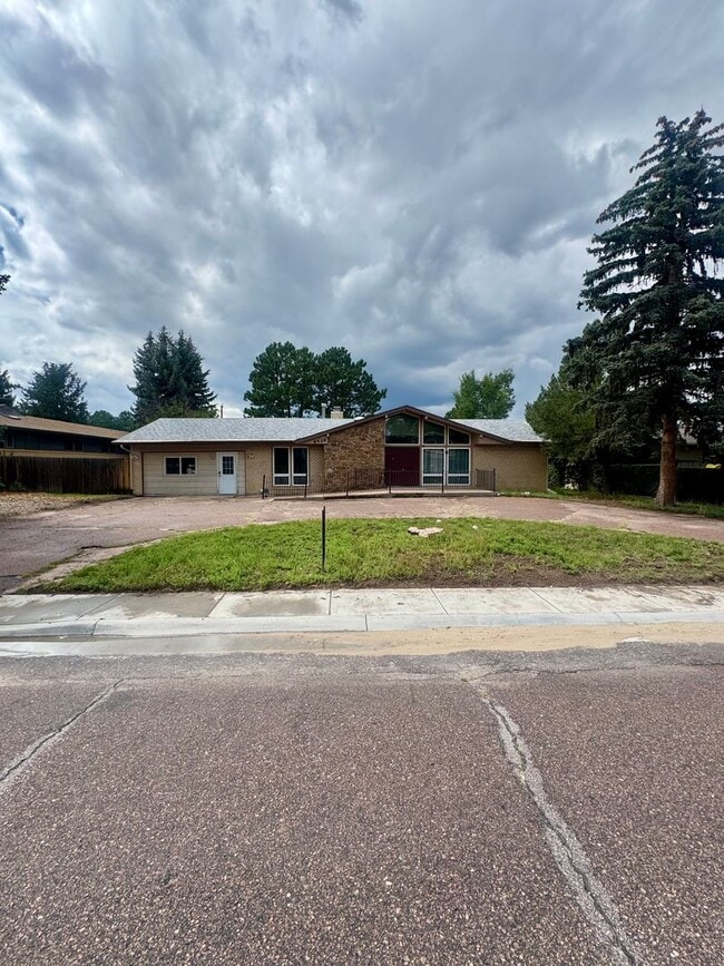 Building Photo - 6426 Wicklow Cir E