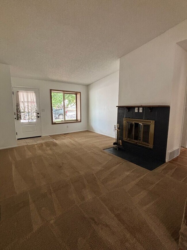 Building Photo - Single Family Updated 3 Bed 2 Bath - MileS...