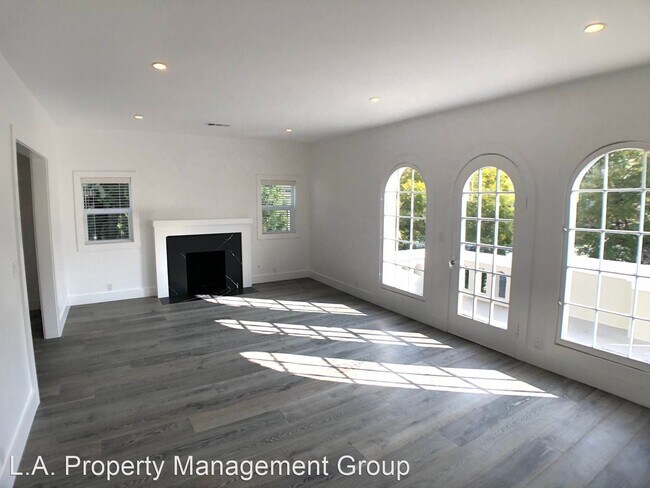 Building Photo - 807 N Croft Ave