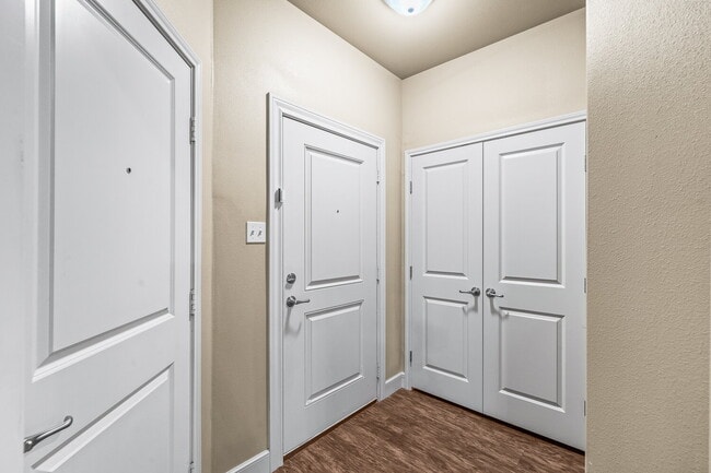 Foto del edificio - Spacious 3-Bedroom Duplex with 2 Full Bath...