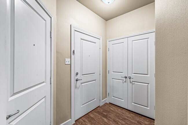 Foto del edificio - Spacious 3BR/2BA Duplex with 2-Car Garage & Stainless Appliances