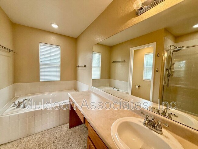 Foto del edificio - 2512 Sierra Springs Dr