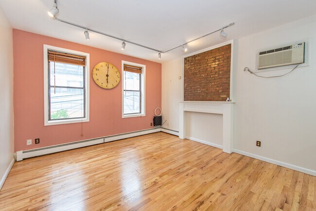 Living room - 817 24th St