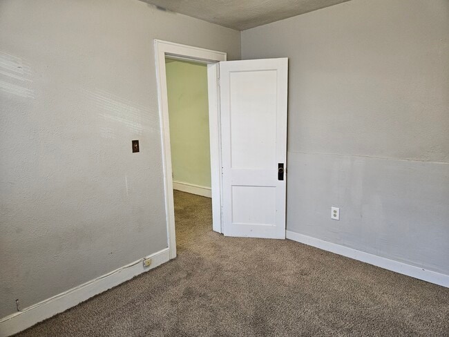 Building Photo - 2910 James Ave S