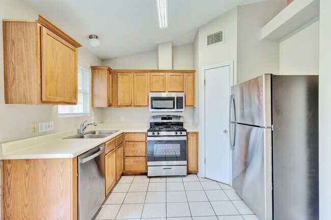Building Photo - 7002 Colony Loop Dr