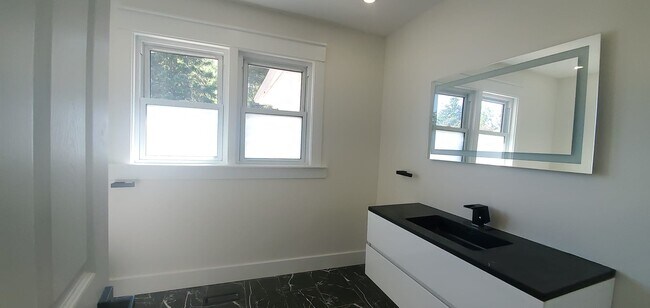 Building Photo - 101 Maple Dr