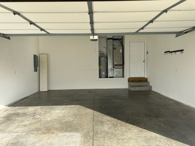 Building Photo - 3 BEDROOM 2 BATHROOM DUPLEX FOR RENT