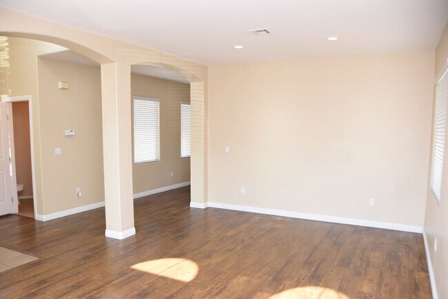 Foto del edificio - BEAUTIFUL 4 BEDROOM, 2.5 BATH SINGLE-FAMIL...