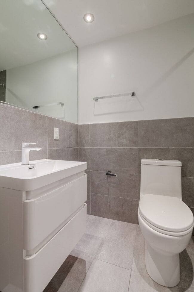 Photo du bâtiment - 3495 Rue de la Montagne