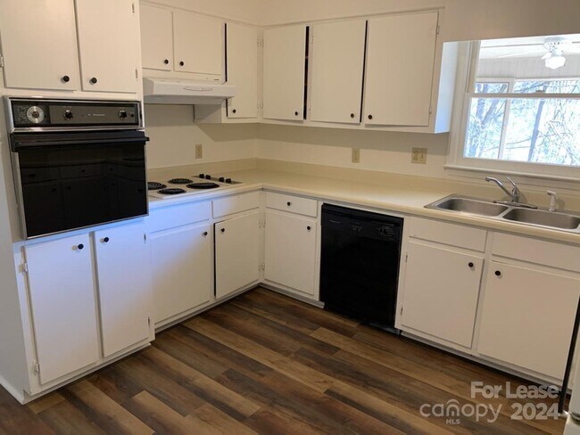 Foto del edificio - 13639 S Tryon St