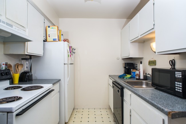 Kitchen - Broadview Apartments