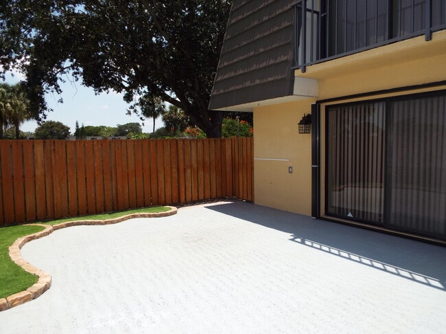 Building Photo - 922 9th Way