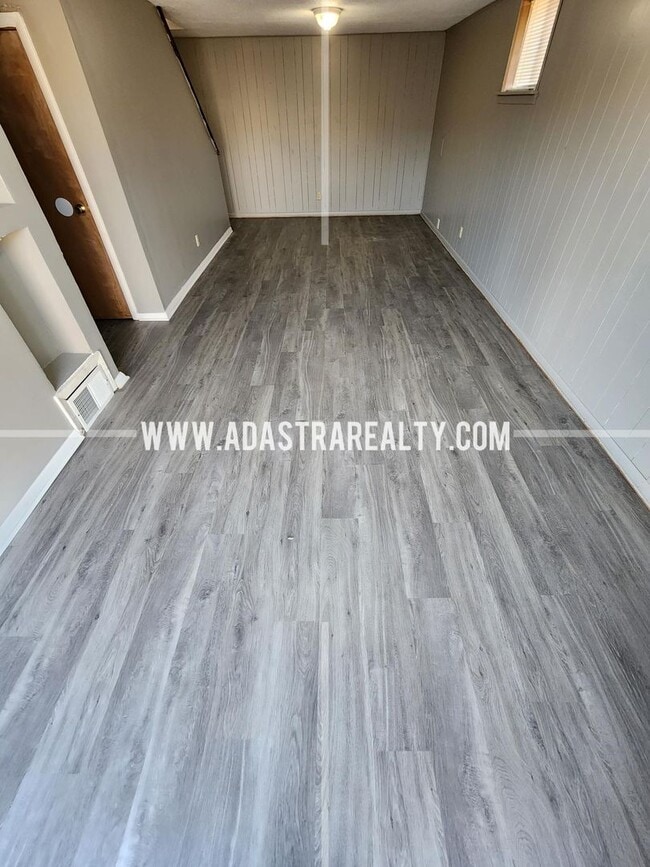 Building Photo - Awesome 2 Bedroom Duplex in Overland Park!...