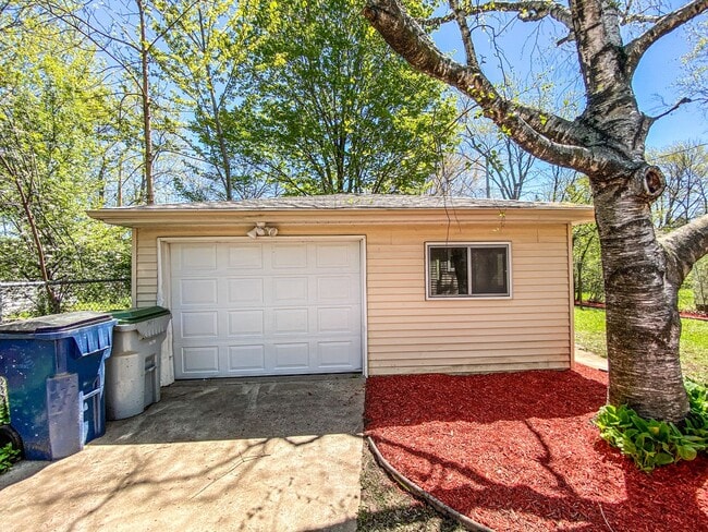 Building Photo - 3 Bedroom Single Family