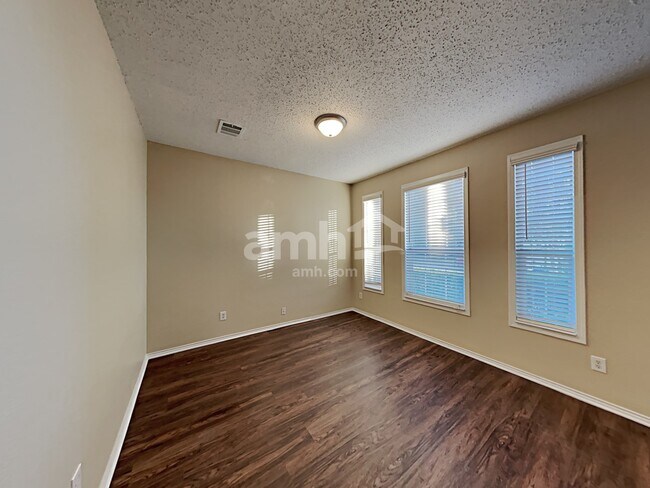 Foto del edificio - 10916 Fawn Valley Dr