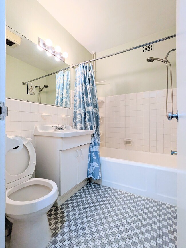 Baño - 2601 Pennsylvania Ave