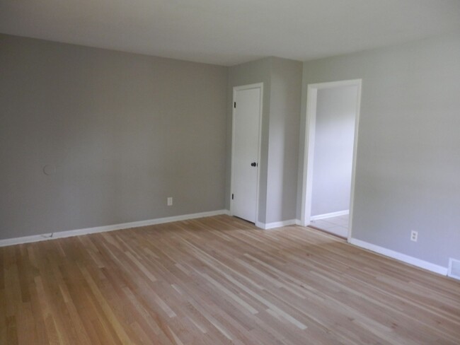 Building Photo - 2708-2710 Braemore Rd