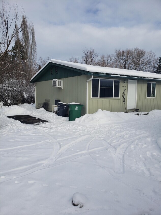 Primary Photo - 1219 Hanson Ave