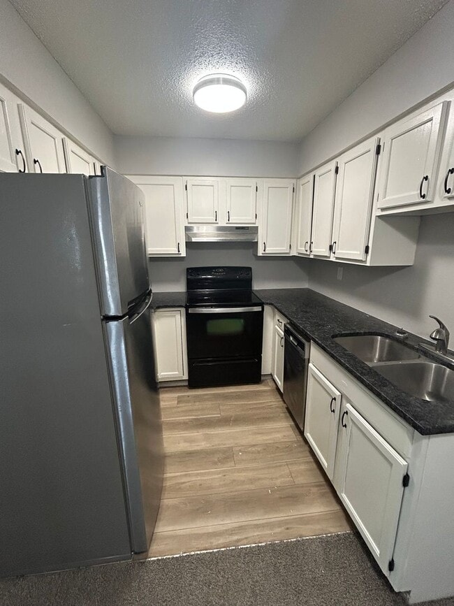 Building Photo - 1409 Sunset Dr