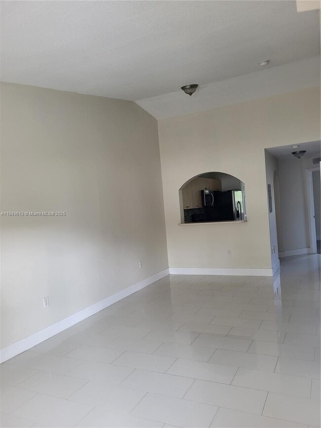 Building Photo - 1250 SE 28th Ct