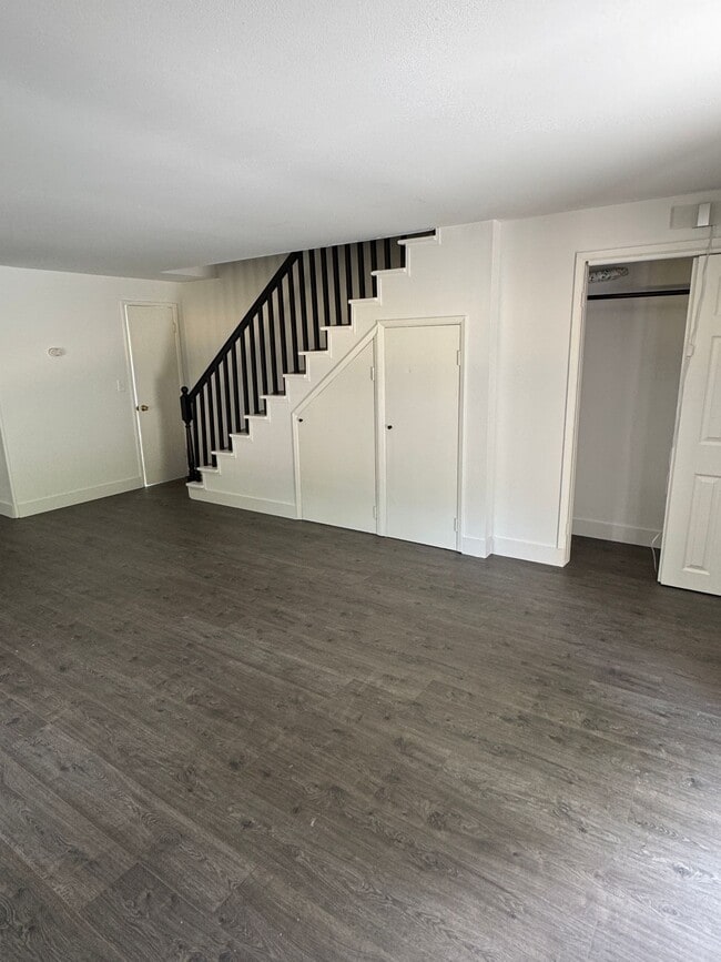 Building Photo - Spacious Two Story (2BR/1BA) Home with Lar...