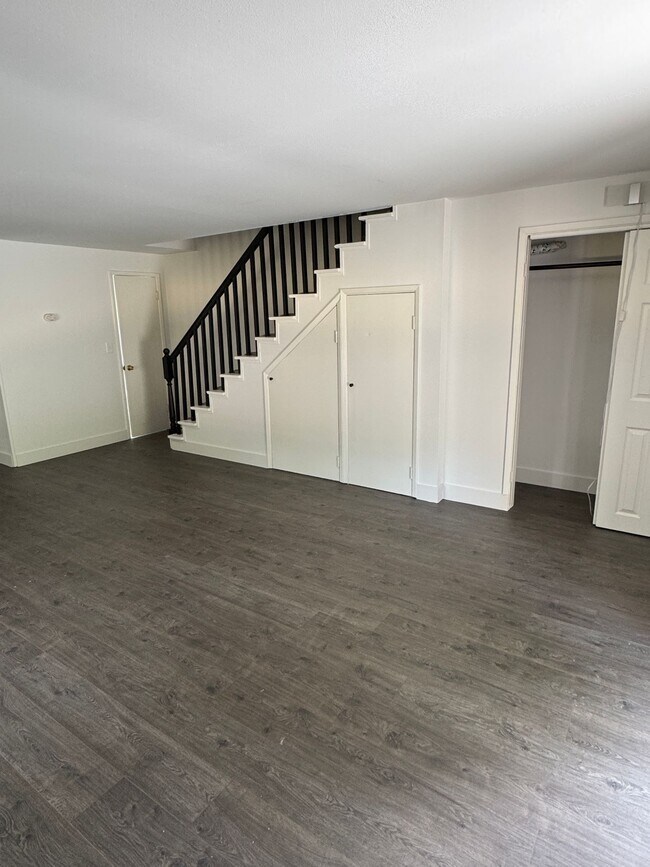 Foto del edificio - Spacious Two Story (2BR/1BA) Home with Lar...