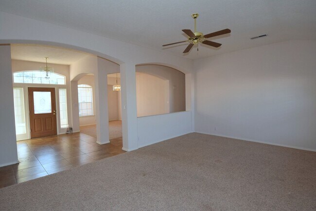 Foto del edificio - 3 Bedroom, 2 bath, 2 living areas, La Cueva area