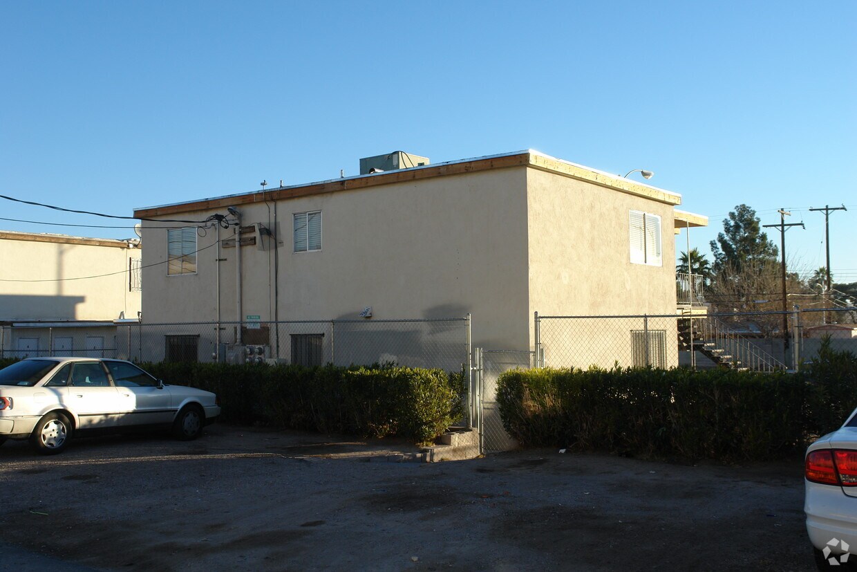 Building Photo - 845 Bruce St N