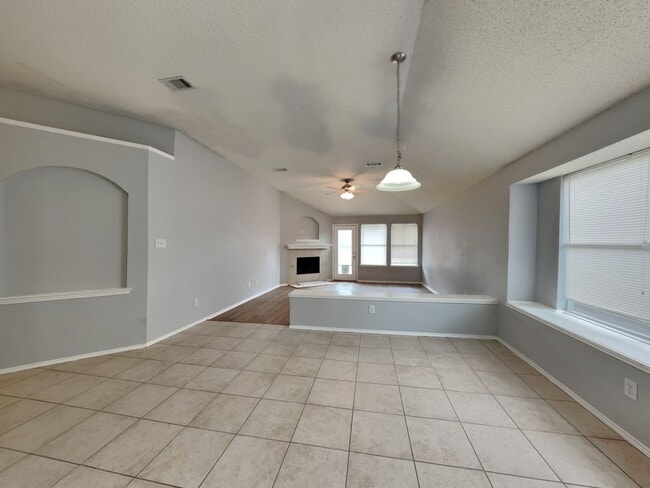 Foto del edificio - Spacious 3-Bedroom Home with Fireplace & Easy Access to Downtown Fort Worth