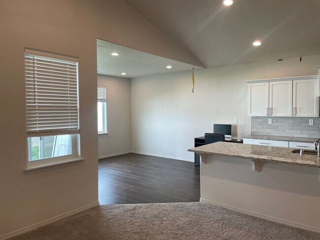 Building Photo - 1 year old 3 Bedroom 2 Bath Rambler in Mos...