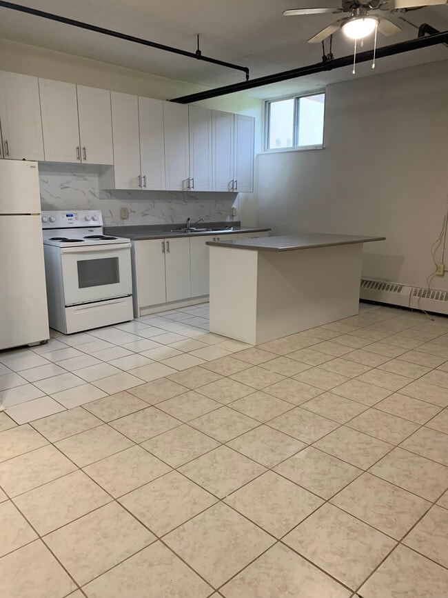 Building Photo - 75 John St W