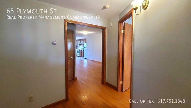 Building Photo - Charming, Spacious 3-Bedroom Townhouse in ...